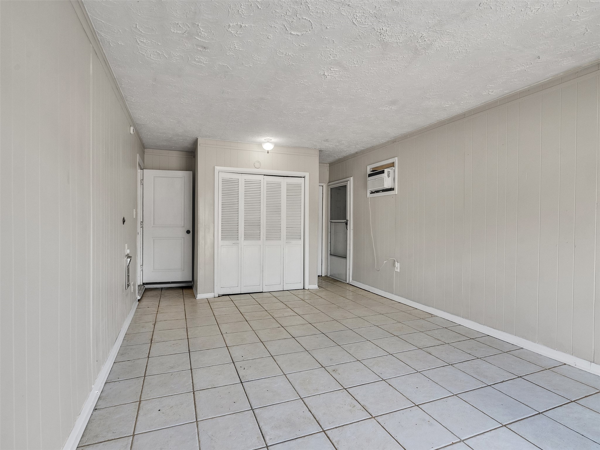 6942 Peyton Street Houston, TX 77028 - Photo 22 of 33 a view of an empty room and window