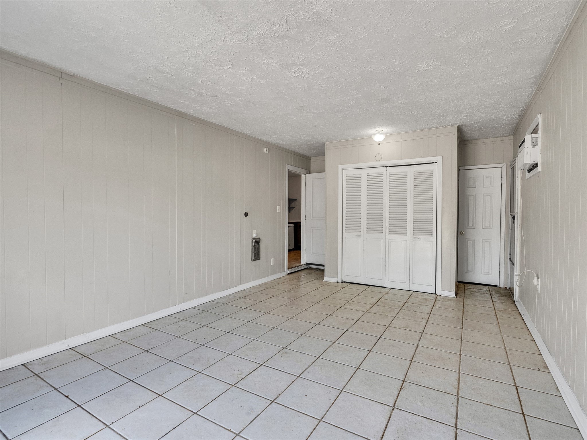 6942 Peyton Street Houston, TX 77028 - Photo 23 of 33 a view of an empty room and window