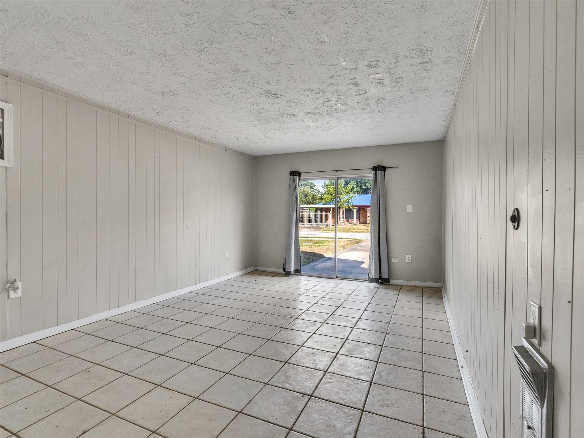 6942 Peyton Street Houston, TX 77028 - Photo 24 of 33 a view of an empty room and a window