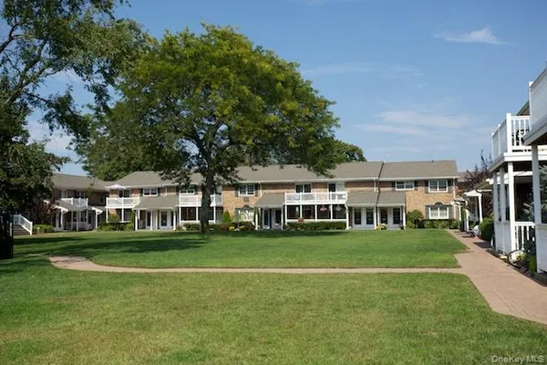 $2,995 | 16 Saxon Avenue, Unit 29, Bay Shore, NY 11706