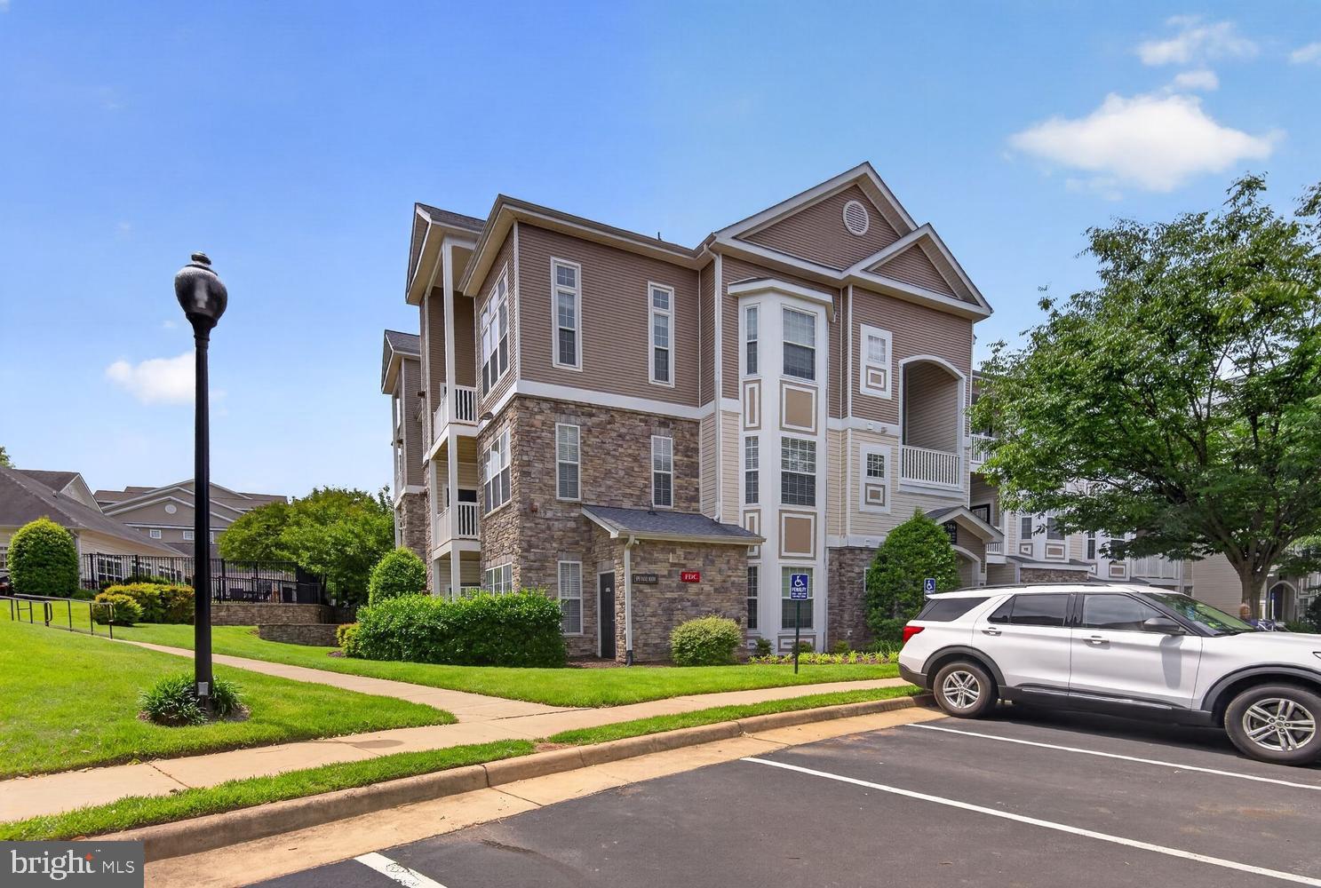 504 Sunset View Terrace Southeast, Unit 301 Leesburg, VA 20175 - Photo 2 of 57