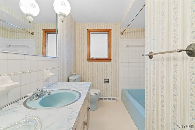 $269,900 | 20 Fairoaks Lane, Cheektowaga, NY 14227