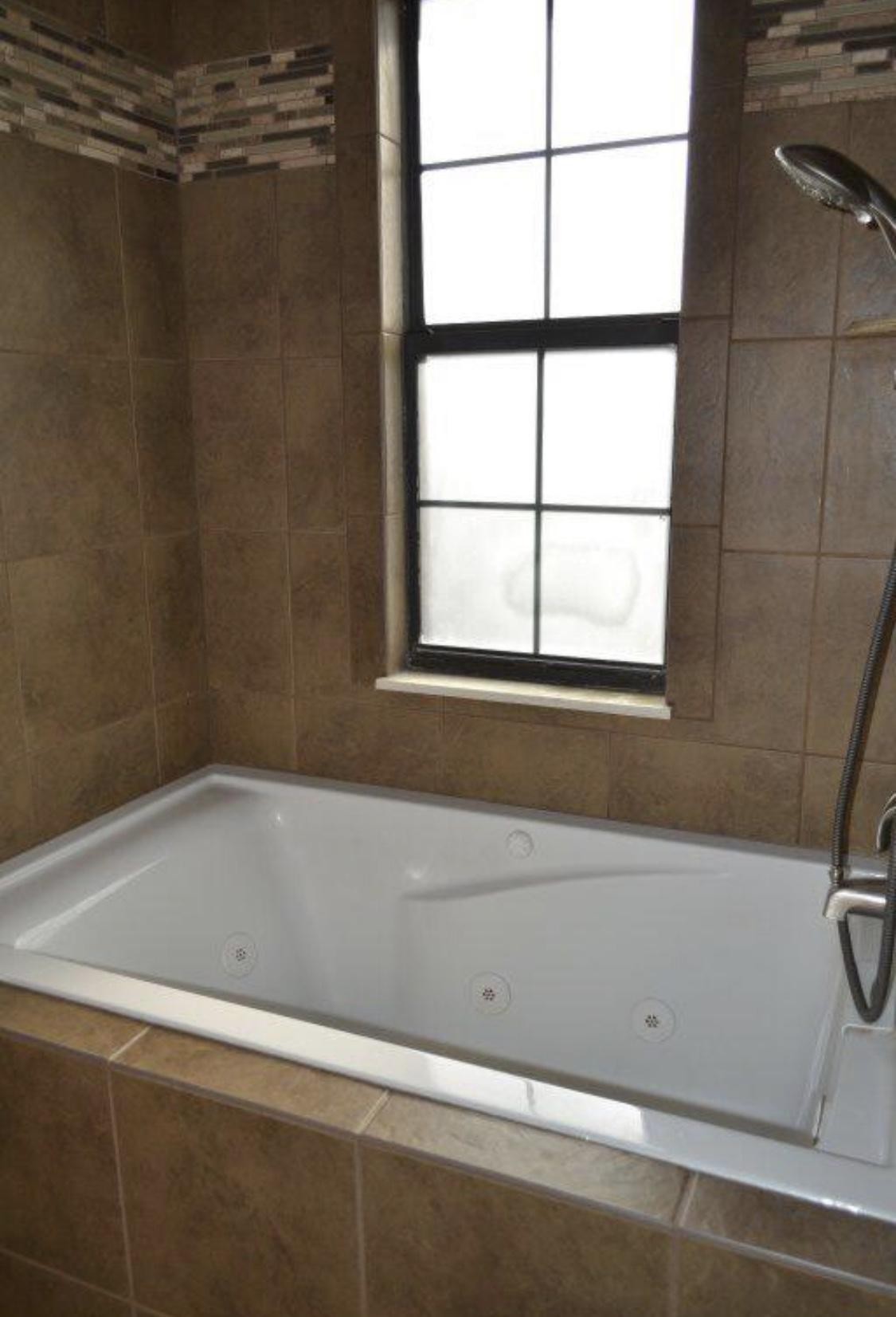925 Tree Trunk Road Knoxville, TN 37934 - Photo 18 of 32 a bathroom with a bathtub
