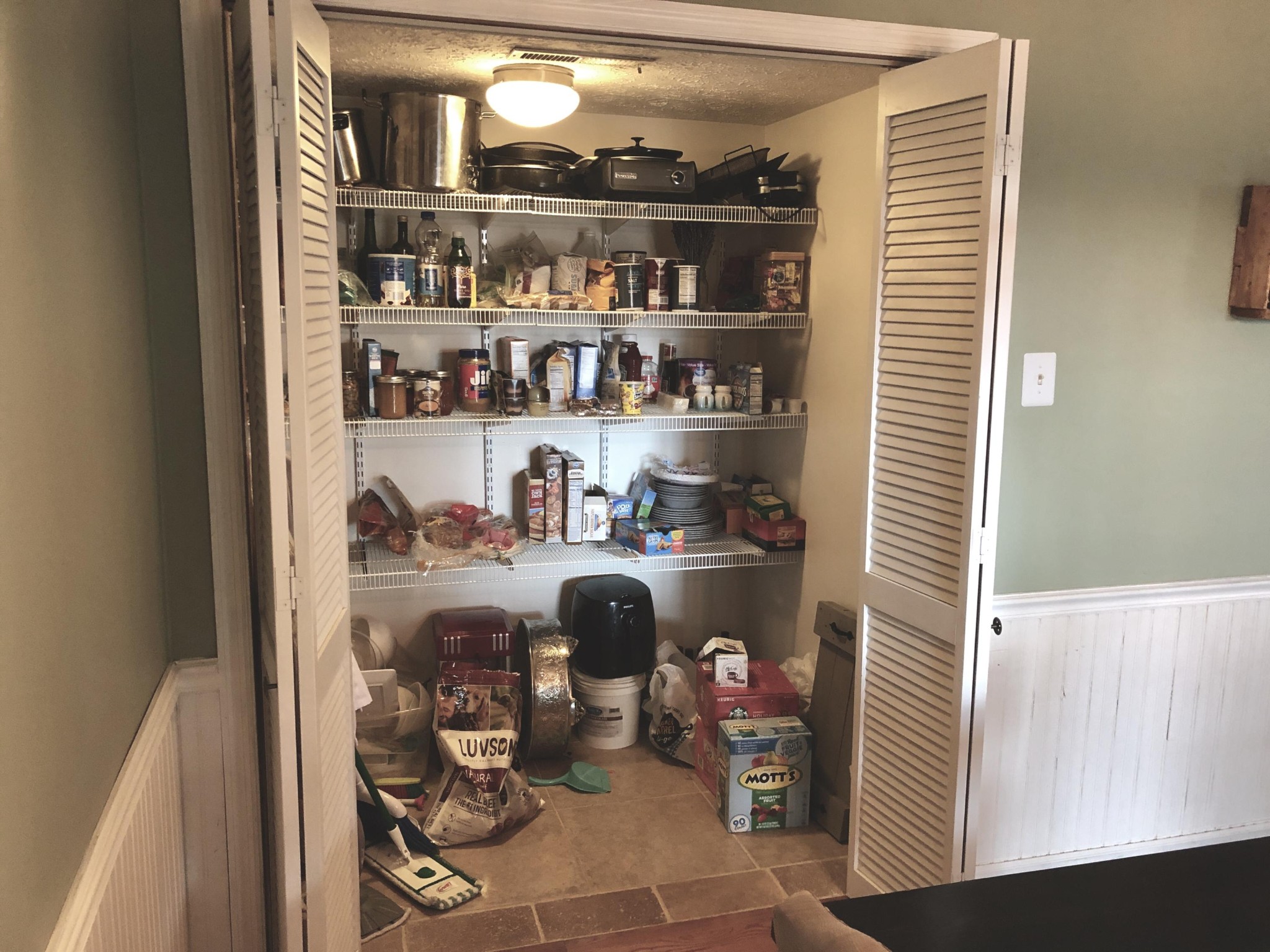 925 Tree Trunk Road Knoxville, TN 37934 - Photo 10 of 32 a room with granite countertop lots of different kinds of food