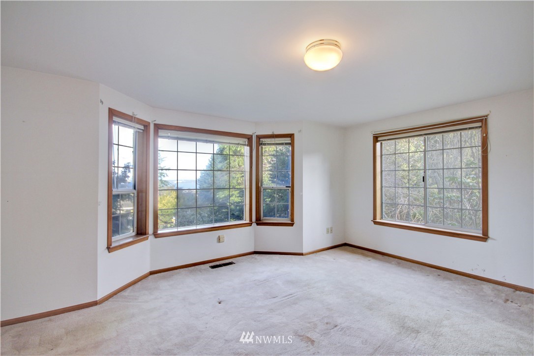 242 Middlefield Road Bellingham, WA 98225 - Photo 21 of 31 an empty room with windows and mirror