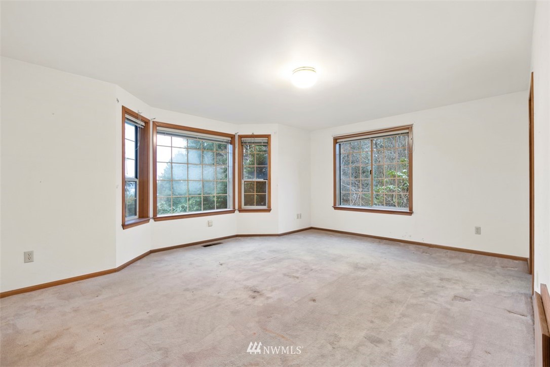 242 Middlefield Road Bellingham, WA 98225 - Photo 22 of 31 an empty room with windows