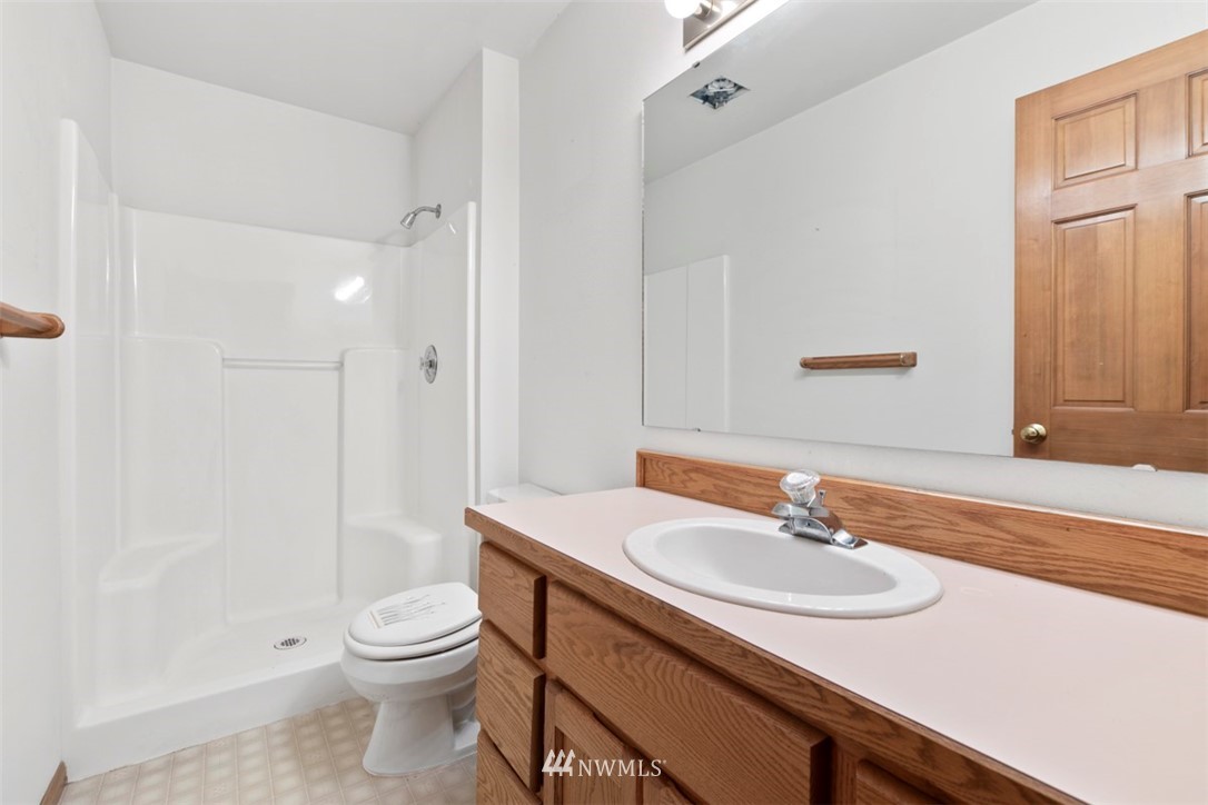 242 Middlefield Road Bellingham, WA 98225 - Photo 26 of 31 a bathroom with a sink toilet and shower