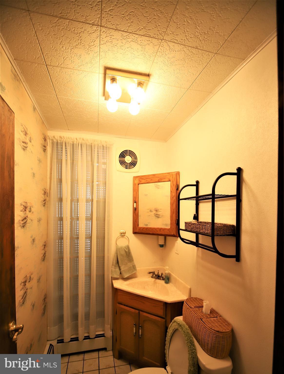 1904 Robinwood Road Baltimore, MD 21222 - Photo 15 of 29 Bath
