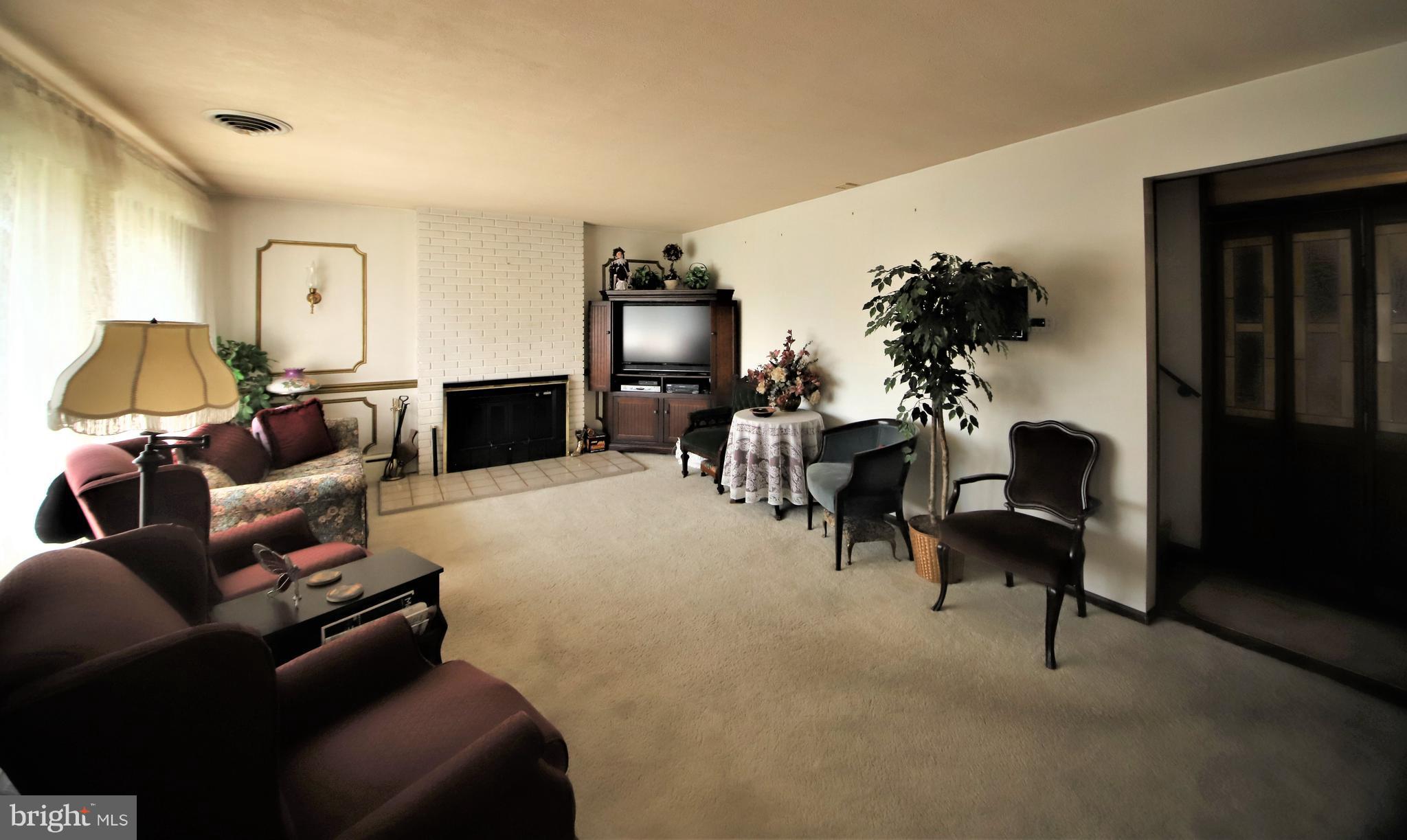 1904 Robinwood Road Baltimore, MD 21222 - Photo 3 of 29 Living Room