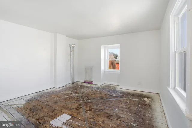 a view of a house with backyard and garden