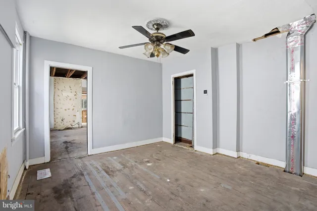 a view of a livingroom with a ceiling fan