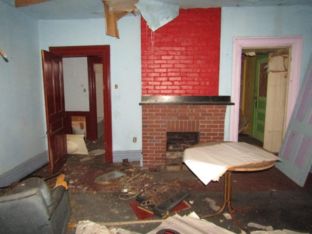 500 East 2nd Avenue Tarentum, PA 15084 - Photo 22 of 30 a living room with furniture and a fireplace