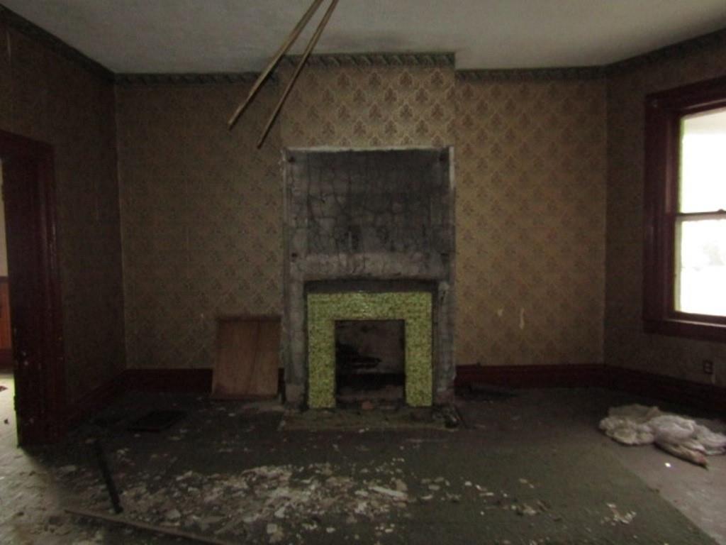 500 East 2nd Avenue Tarentum, PA 15084 - Photo 5 of 30 a living room with a fireplace