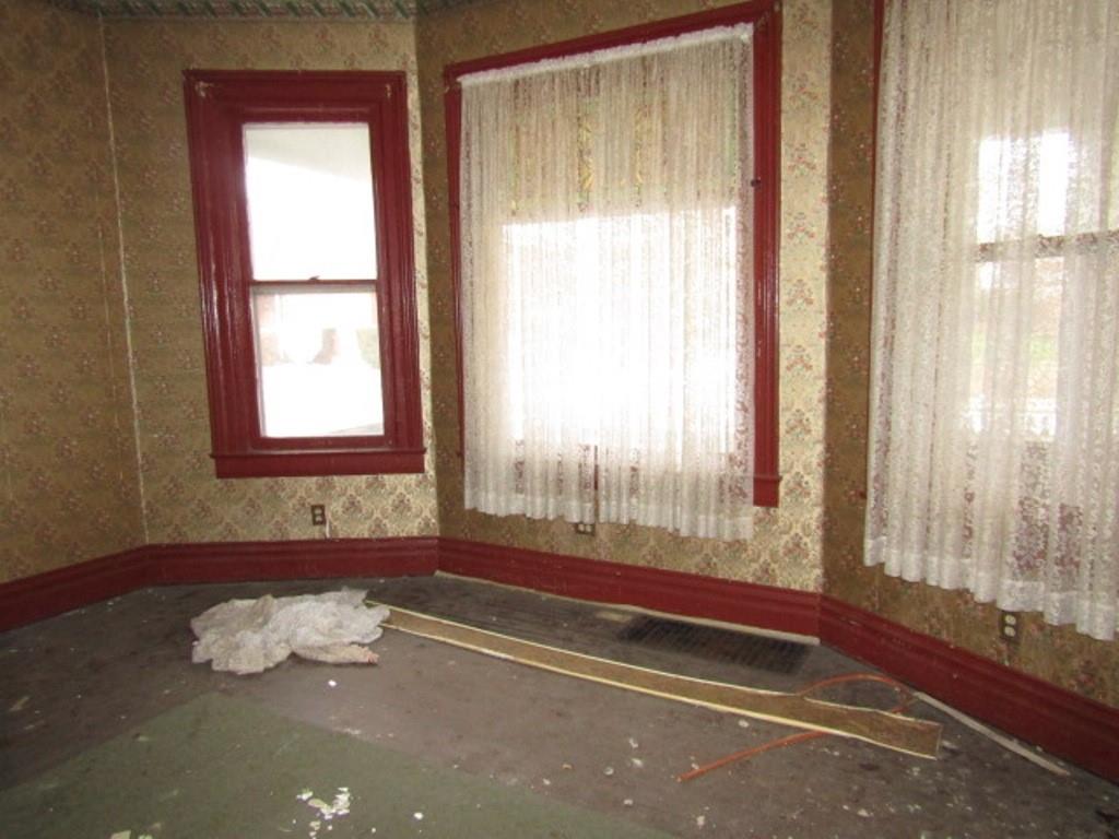 500 East 2nd Avenue Tarentum, PA 15084 - Photo 6 of 30 a room with a window and a rug