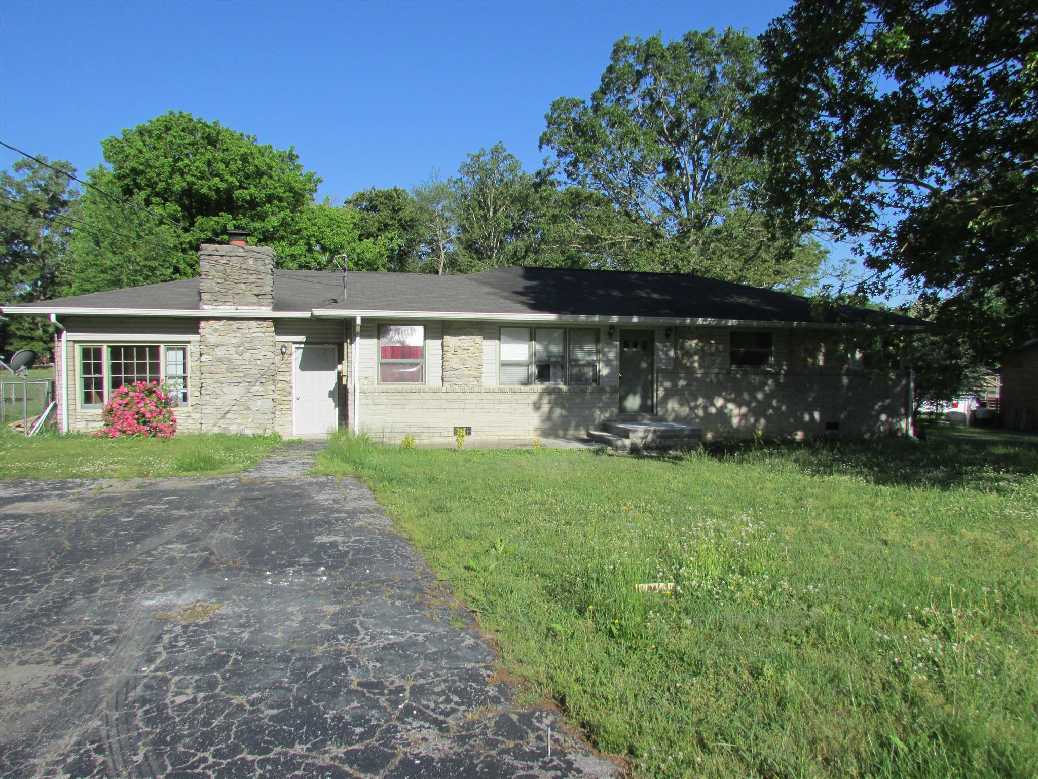 1704 3rd Avenue Manchester, TN 37355 - Photo 1 of 19 front view of house with a yard