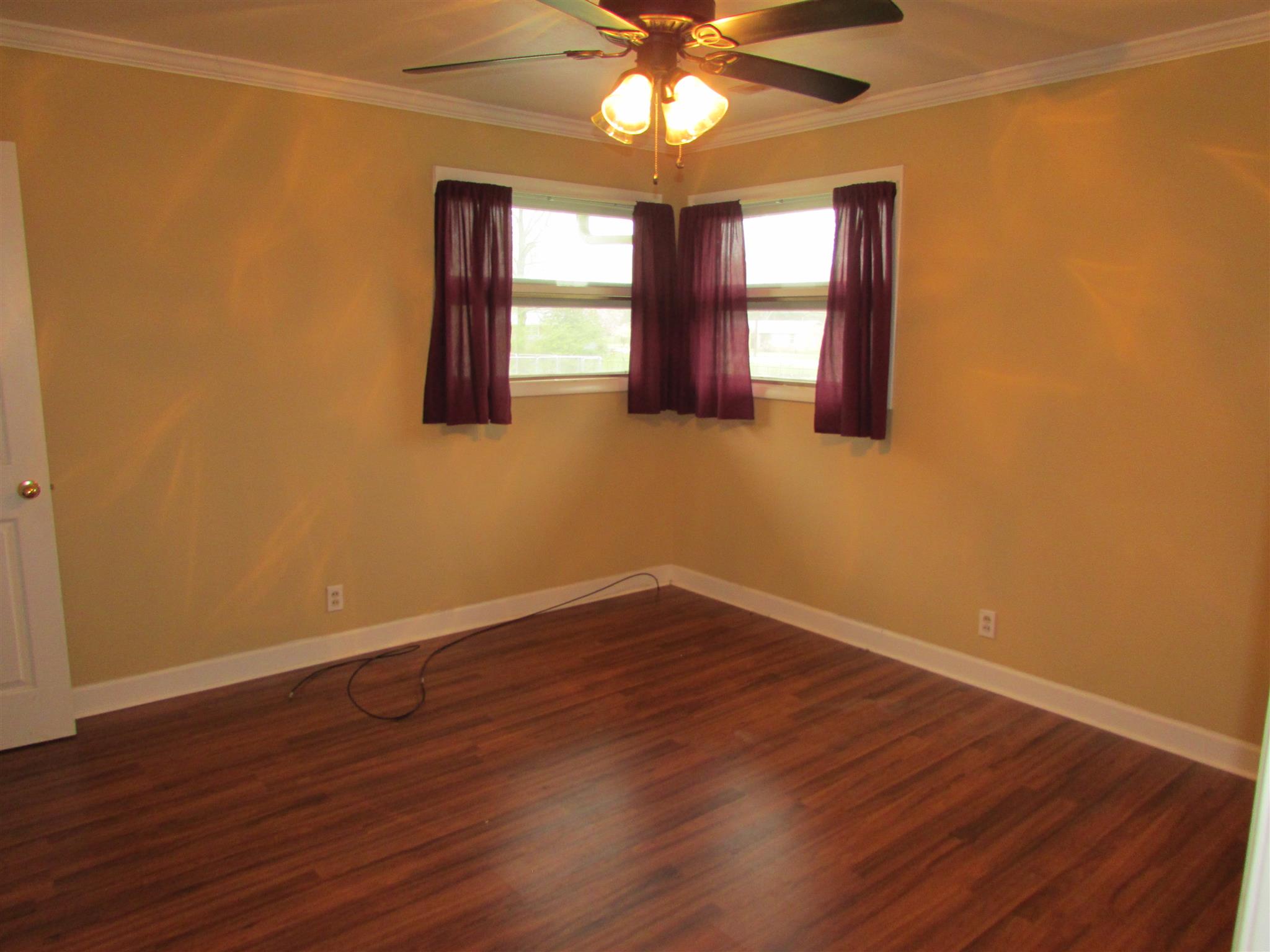 1704 3rd Avenue Manchester, TN 37355 - Photo 7 of 19 a view of empty room with wooden floor and fan
