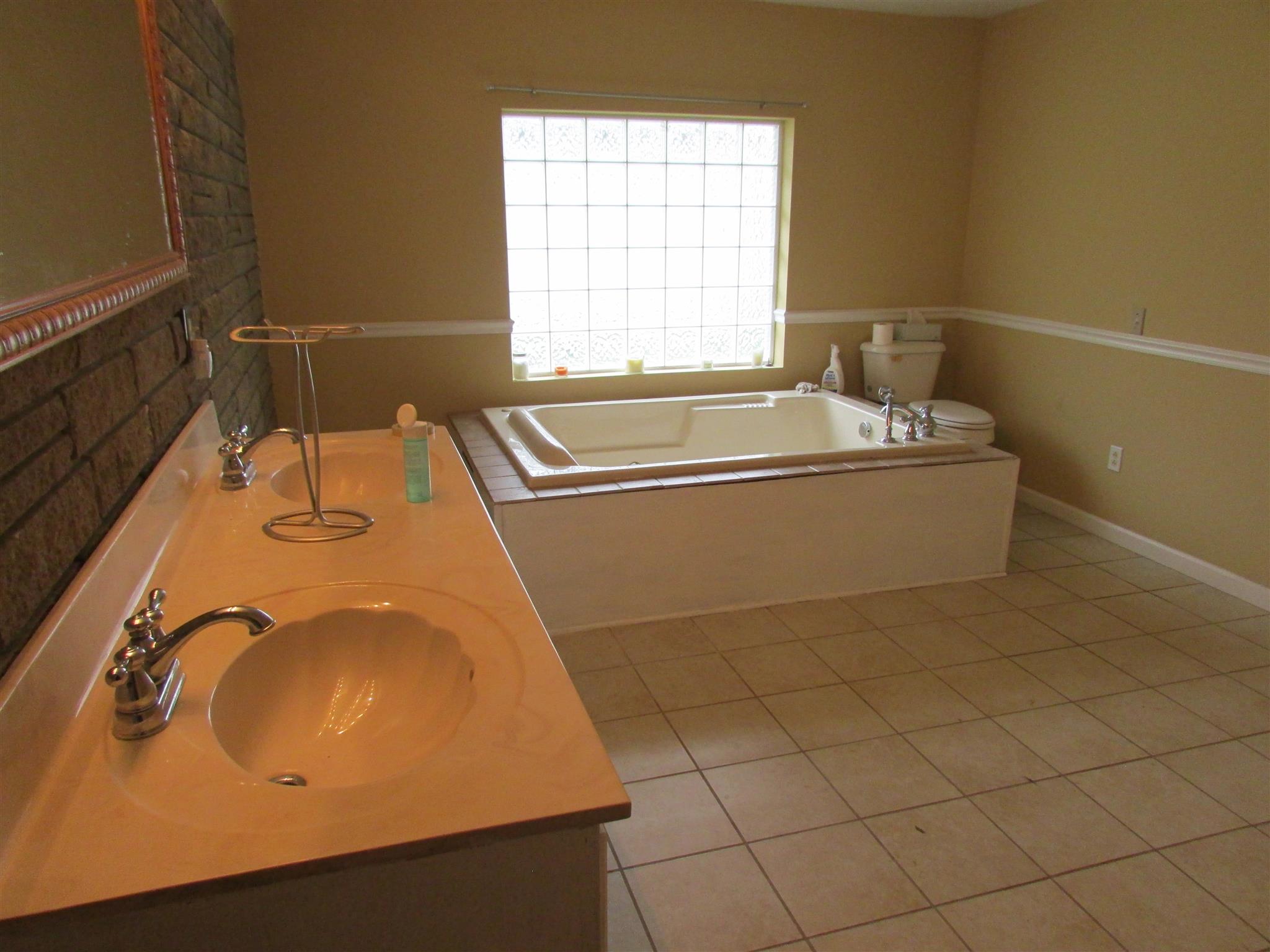 1704 3rd Avenue Manchester, TN 37355 - Photo 8 of 19 a bathroom with a tub