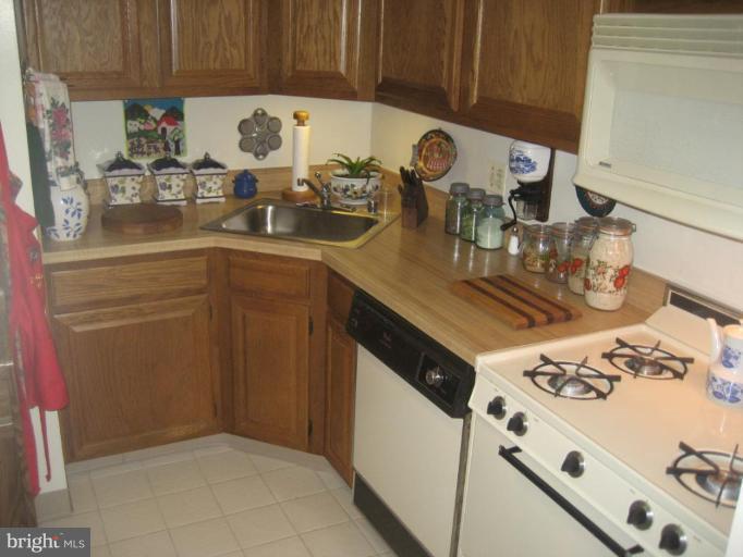1404 Northgate Square, Unit 4/12B Reston, VA 20190 - Photo 4 of 8 Kitchen