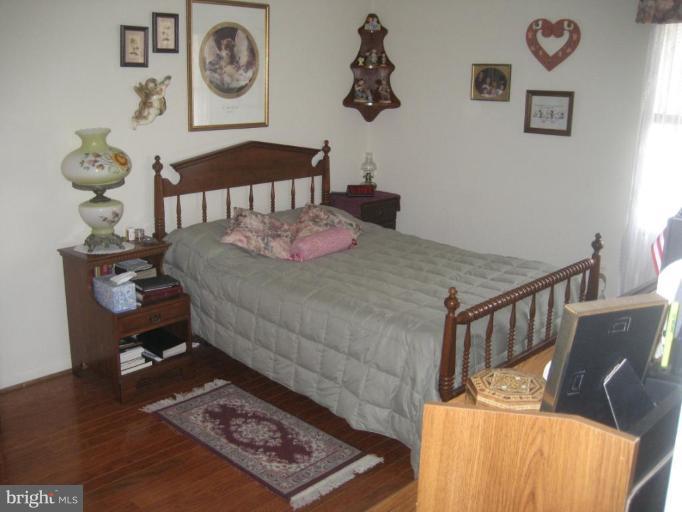 1404 Northgate Square, Unit 4/12B Reston, VA 20190 - Photo 6 of 8 Master Bedroom