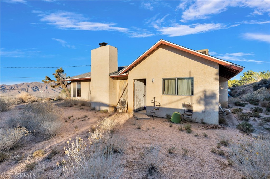25735 Santa Rosa Road Apple Valley, CA 92308 - Photo 19 of 33 a view of a house with wooden fence