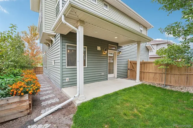 a view of a pathway of the house