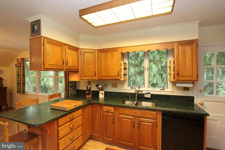 6105 Winnebago Road Bethesda, MD 20816 - Photo 12 of 27 Kitcher 4