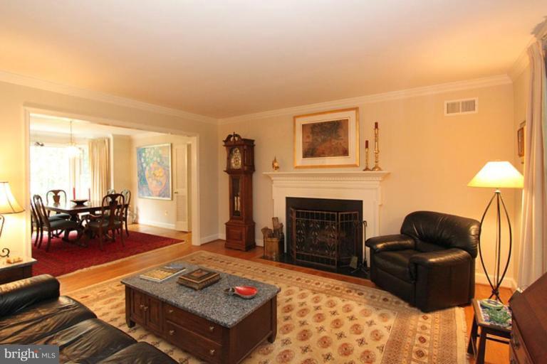 6105 Winnebago Road Bethesda, MD 20816 - Photo 4 of 27 Living Room