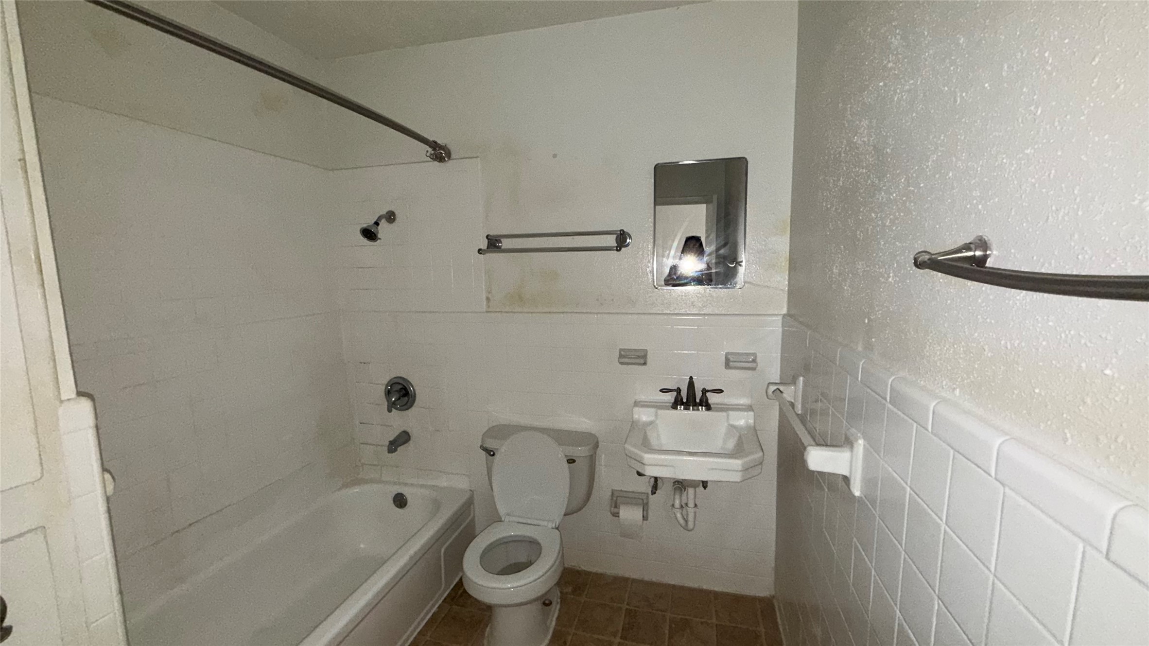 4921 Crawford Street, Unit 9 Houston, TX 77004 - Photo 4 of 9 a bathroom with a sink toilet and bathtub