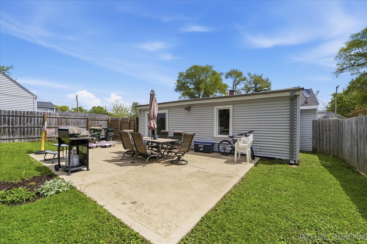 138 North Calhoun Street Aurora, IL 60505 - Photo 21 of 24 a view of a patio with table and chairs with wooden fence