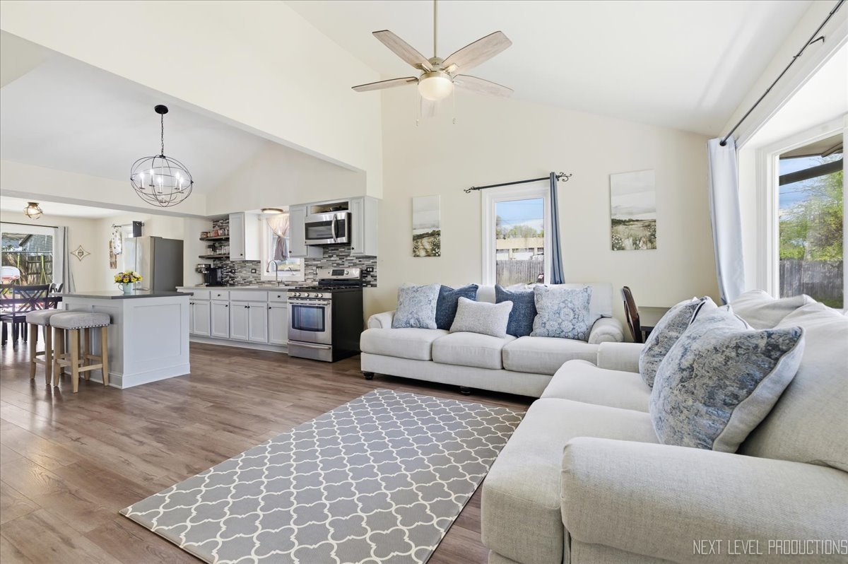 138 North Calhoun Street Aurora, IL 60505 - Photo 5 of 24 a living room with furniture and kitchen view
