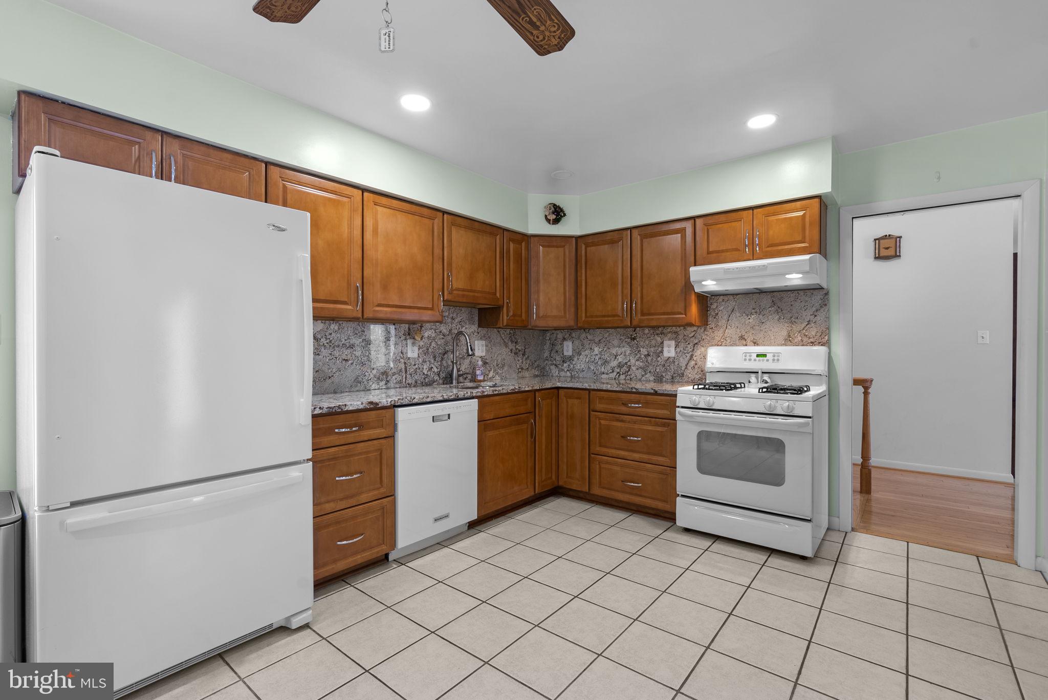 3905 Harrison Road Beltsville, MD 20705 - Photo 4 of 36 Updated eat in Kitchen