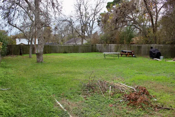 a view of yard with green space