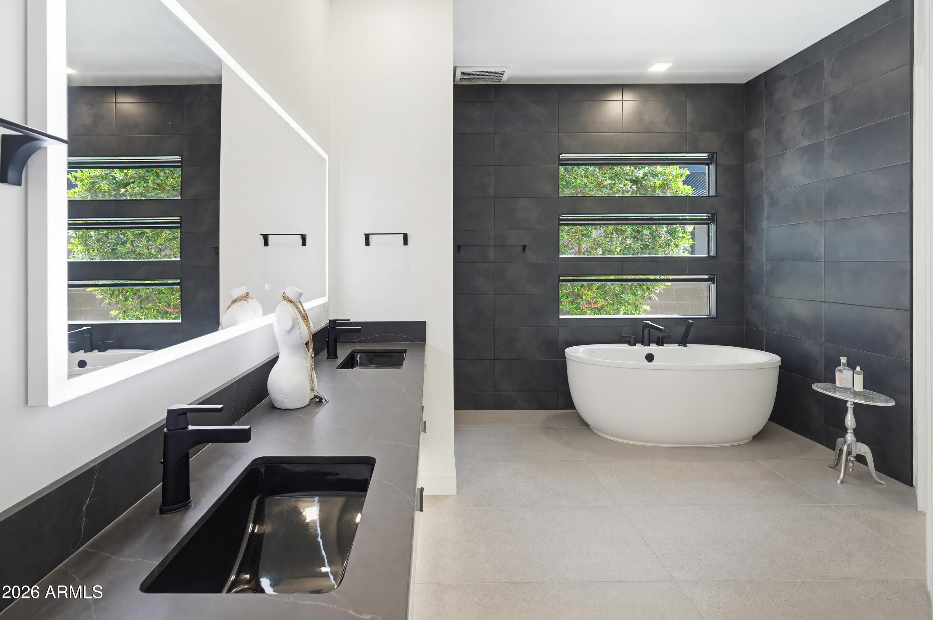 3350 East Highline Canal Road Phoenix, AZ 85042 - Photo 5 of 105 a bathroom with a bathtub and a sink