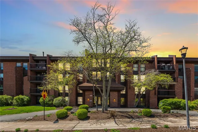 $209,900 | 585 Coeur De Royale Drive, Unit 206, Creve Coeur, MO 63141