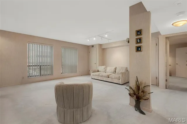 $209,900 | 585 Coeur De Royale Drive, Unit 206, Creve Coeur, MO 63141