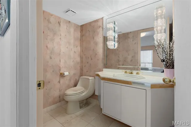 $209,900 | 585 Coeur De Royale Drive, Unit 206, Creve Coeur, MO 63141