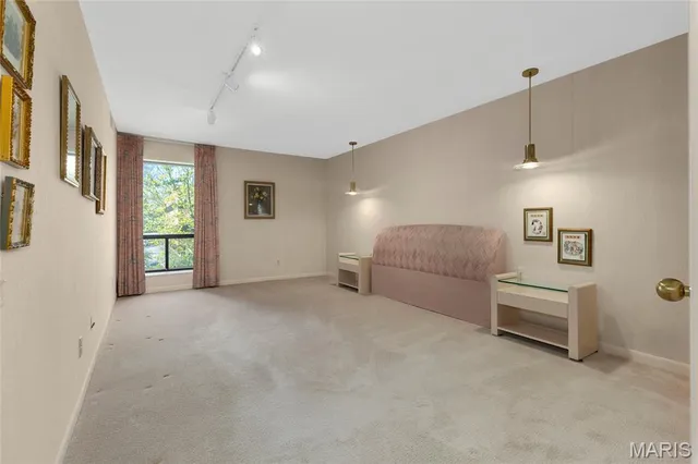 $209,900 | 585 Coeur De Royale Drive, Unit 206, Creve Coeur, MO 63141