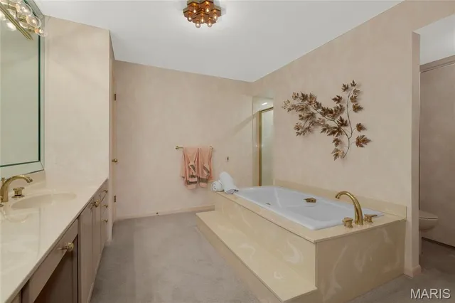 $209,900 | 585 Coeur De Royale Drive, Unit 206, Creve Coeur, MO 63141