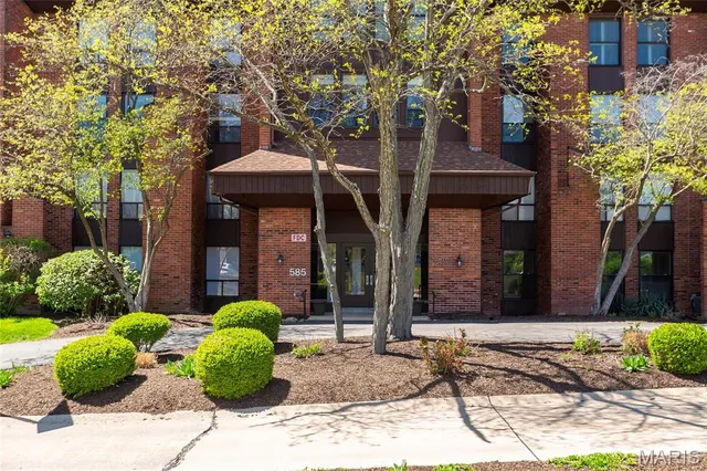 $209,900 | 585 Coeur De Royale Drive, Unit 206, Creve Coeur, MO 63141