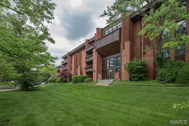 $209,900 | 585 Coeur De Royale Drive, Unit 206, Creve Coeur, MO 63141