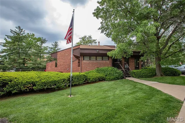 $209,900 | 585 Coeur De Royale Drive, Unit 206, Creve Coeur, MO 63141