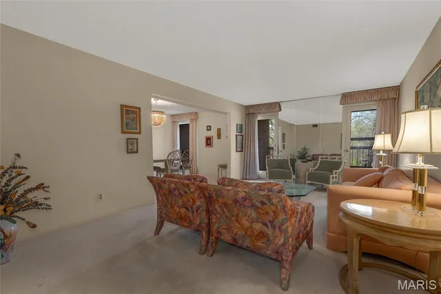 $209,900 | 585 Coeur De Royale Drive, Unit 206, Creve Coeur, MO 63141