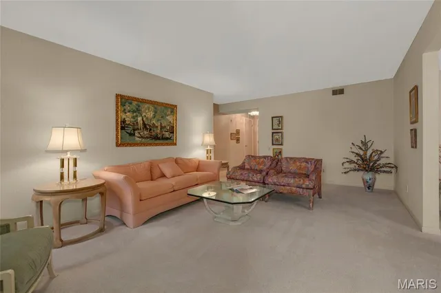 $209,900 | 585 Coeur De Royale Drive, Unit 206, Creve Coeur, MO 63141