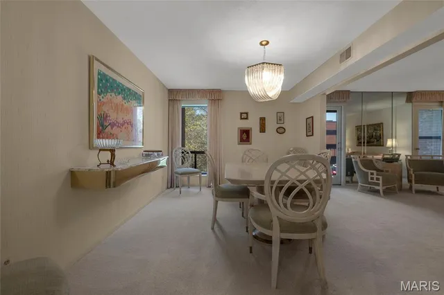 $209,900 | 585 Coeur De Royale Drive, Unit 206, Creve Coeur, MO 63141