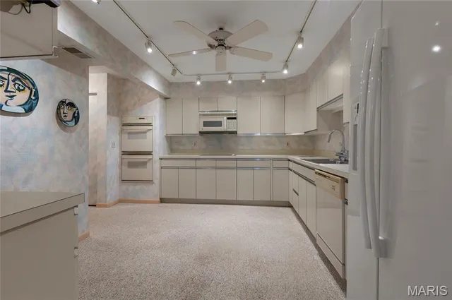 $209,900 | 585 Coeur De Royale Drive, Unit 206, Creve Coeur, MO 63141