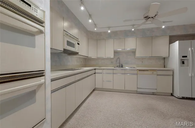 $209,900 | 585 Coeur De Royale Drive, Unit 206, Creve Coeur, MO 63141