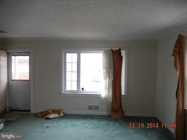 4501 Belle Grove Road Baltimore, MD 21225 - Photo 5 of 17 Living Room