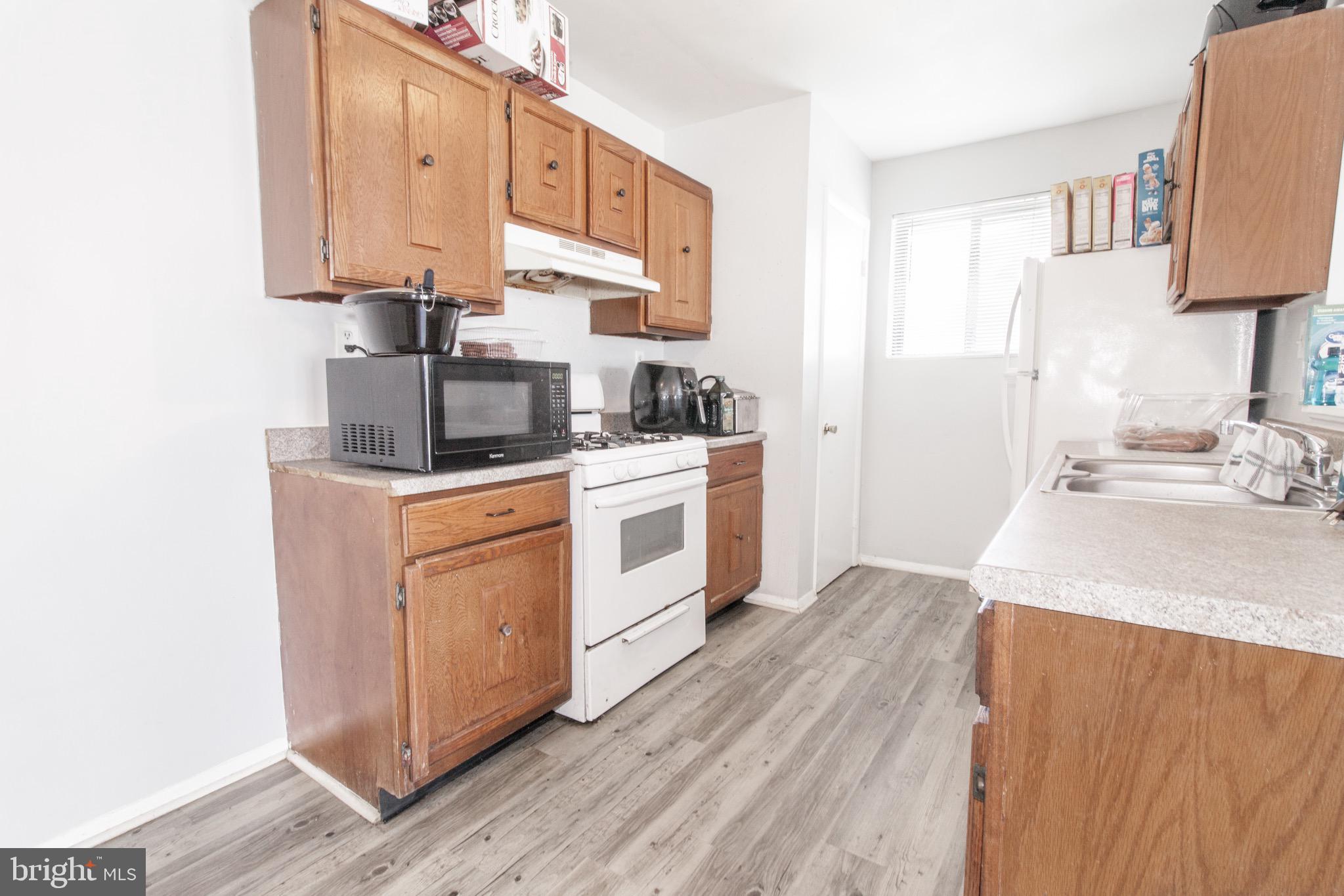 829 Windstream Way, Unit D Edgewood, MD 21040 - Photo 7 of 13 Kitchen, gas cooking