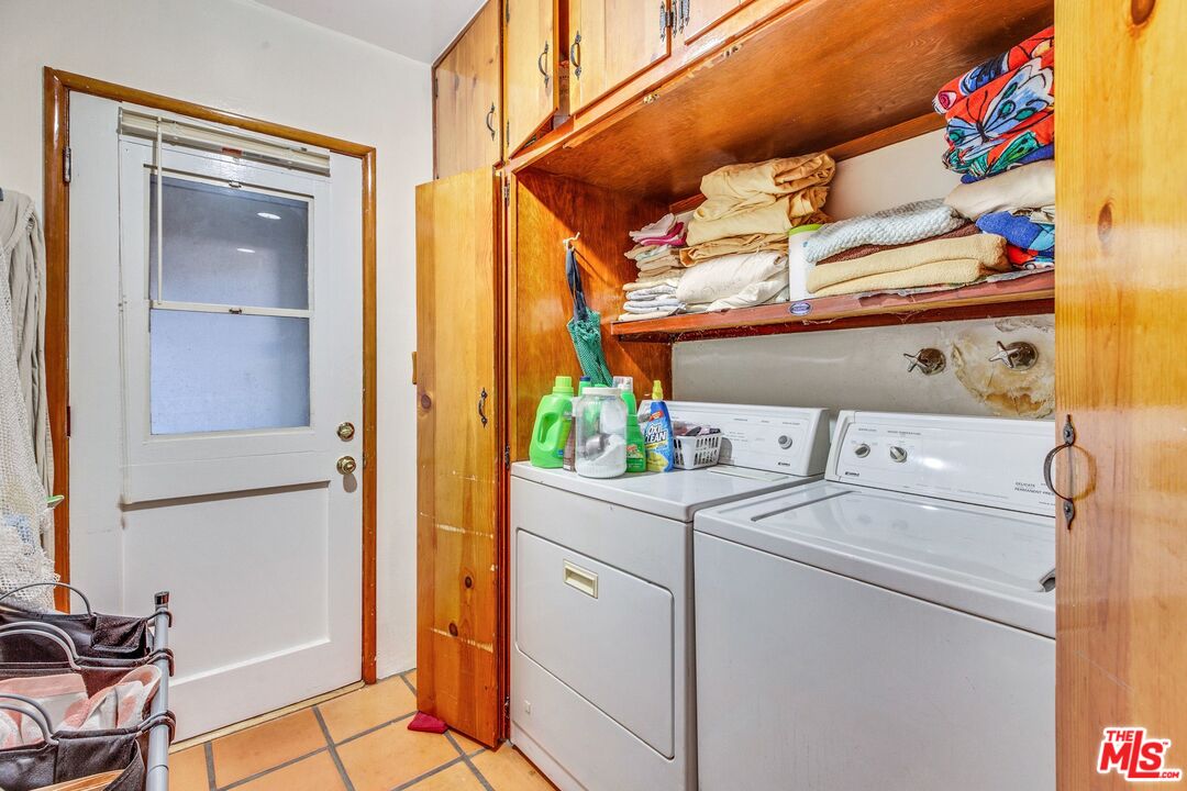 4183 Aralia Road Altadena, CA 91001 - Photo 21 of 40 a utility room with dryer and washer