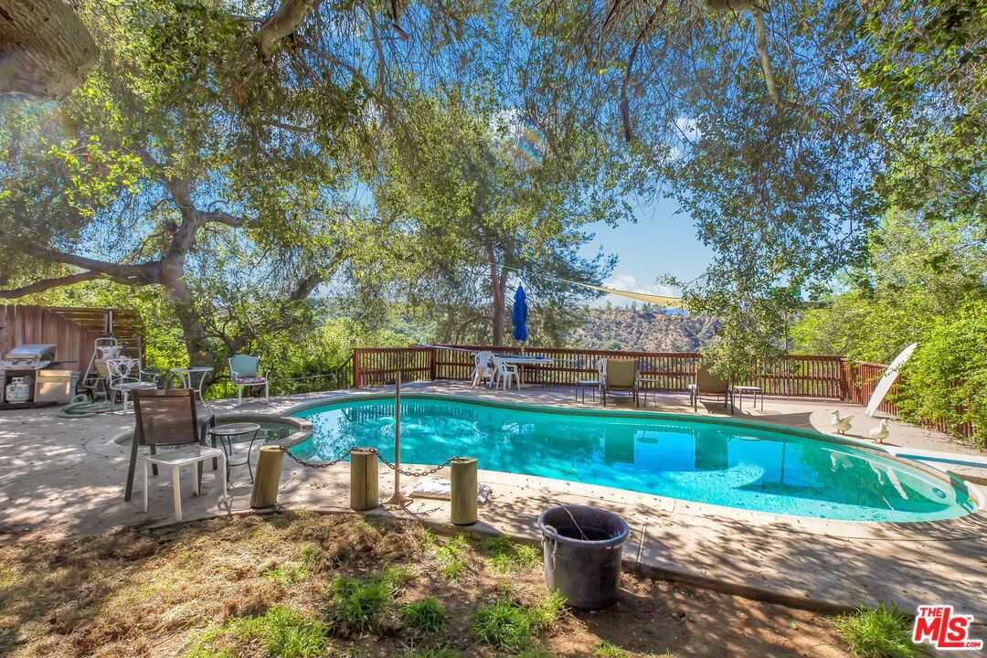 4183 Aralia Road Altadena, CA 91001 - Photo 34 of 40 a view of a garden with sitting area